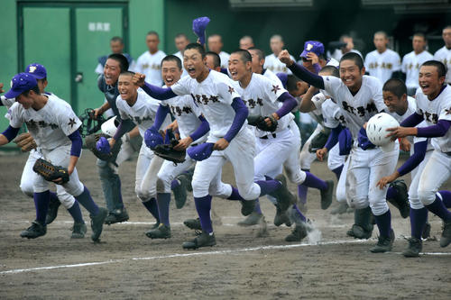 日本文理に勝利し、スタンドへ勝利の報告に向かう東京学館新潟ナイン（撮影・山岸章利）