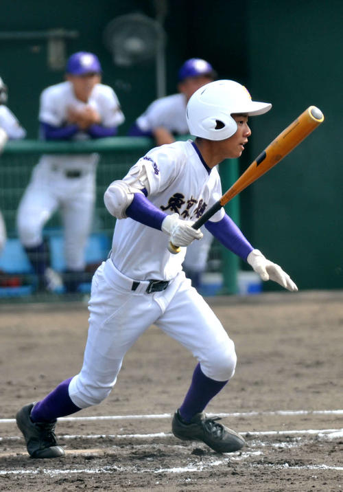 東京学館新潟対日本文理　2回1死満塁、先制の右前打を放つ東京学館新潟の五十嵐二塁手