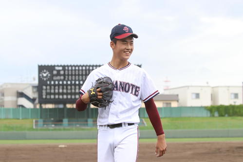 札幌静修対札幌山の手　2年ぶりの秋季全道大会出場を決めて喜ぶ札幌山の手・佐藤（撮影・西塚祐司）