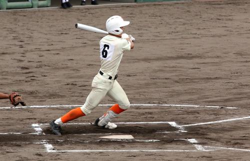 北海道大谷室蘭対北海道栄　6回北海道栄無死、4番の伊藤が左前打を放つ（撮影・永野高輔）