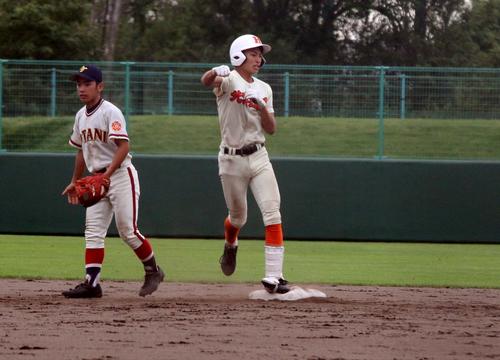 北海道大谷室蘭対北海道栄　5回北海道栄1死二塁、4番伊藤が勝ち越しの左越え適時二塁打を放ち右拳を突き出す（撮影・永野高輔）