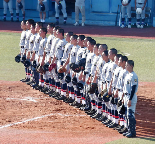 聖和学園対仙台育英　試合に勝利し、校歌を歌う仙台育英ナイン（撮影・相沢孔志)