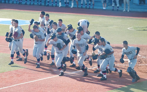聖和学園対仙台育英　応援席にあいさつに向かう仙台育英ナイン（撮影・相沢孔志)