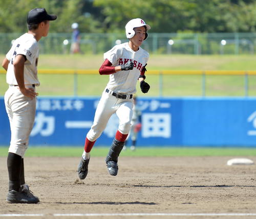 能代対秋田商　5回裏秋田商1死一、二塁、左越え3ランを放ってダイヤモンドを回る石川
