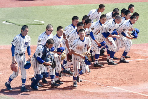 東北学院榴ケ岡対角田　試合に勝利し、応援席にあいさつに向かう東北学院榴ケ岡ナイン