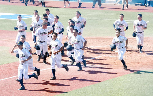 小牛田農林対仙台城南　試合に勝利し、応援席にあいさつに向かう仙台城南ナイン