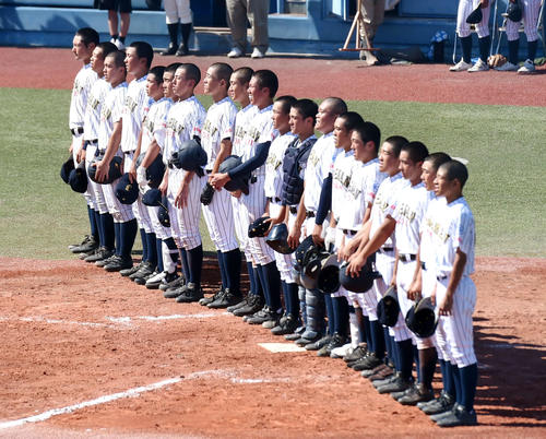 小牛田農林対仙台城南　試合に勝利し、校歌を歌う仙台城南ナイン（撮影・相沢孔志)