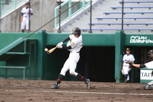 札幌藻岩対札幌日大　先制打含む2安打2打点をマークした札幌日大・新谷（撮影・西塚祐司）