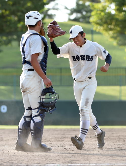 能代松陽対秋田　試合に勝利しグラブでタッチする能代松陽の先発・大高（右）と岸