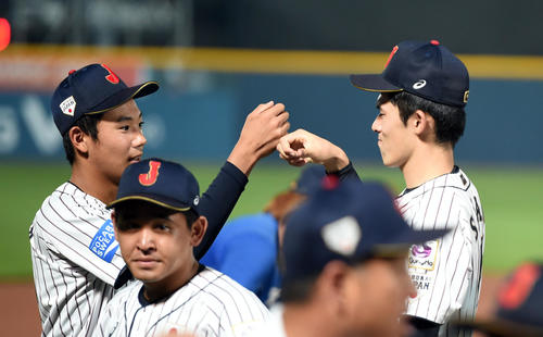 U18W杯　日本対カナダ　カナダに勝利しタッチを交わす奥川（左）と佐々木（2019年9月5日撮影）