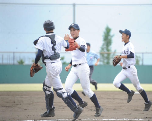 村上対巻　巻の先発・村井（中央）は完投勝ちし、捕手の石倉（左）とタッチ