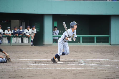 佐渡対新潟　4回裏1死二、三塁、佐渡の9番伊藤が右越えの2点適時二塁打を放ち4－1
