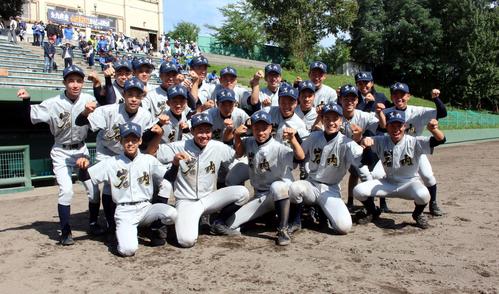 岩内対小樽双葉　地区突破を喜ぶ岩内ナイン（撮影・永野高輔）