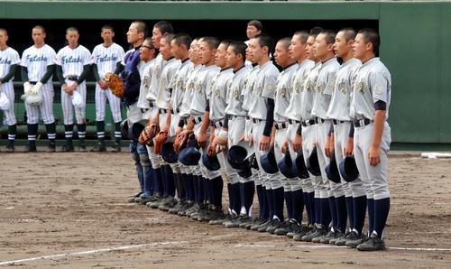 岩内対小樽双葉　岩内ナインは15年ぶりの秋全道大会出場を決め校歌を歌う（撮影・永野高輔）