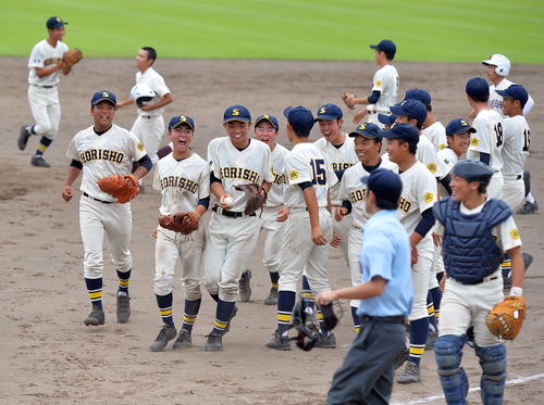 盛岡商対盛岡一　4強進出を決めて笑顔で整列する盛岡商の選手たち（撮影・鎌田直秀）