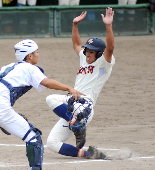 専大北上対盛岡大付　4回裏盛岡大付2死二、三塁、1番渡辺の適時打で三走に続いて二走の板橋が逆転の生還