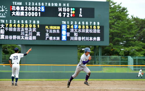 花巻東対大船渡　6回表花巻東1死一、三塁、本塁に生還する三塁走者の菅（撮影・鎌田直秀）
