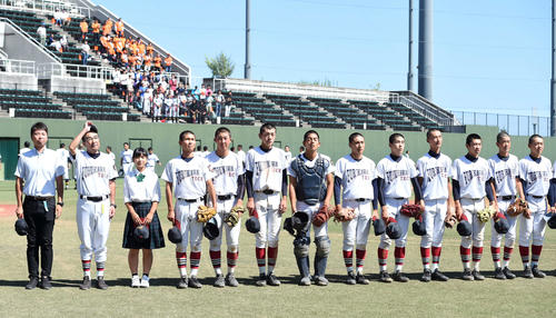 古川工対仙台一　試合に勝利し、応援席にあいさつする古川工ナイン（撮影・相沢孔志)