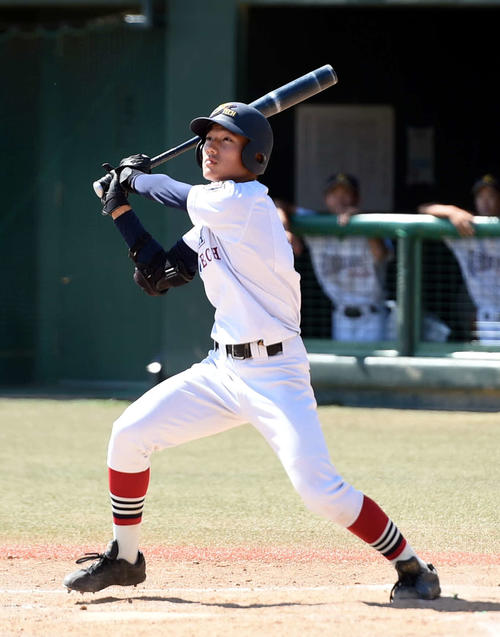 古川工対仙台一　9回表古川工2死二塁で左前に勝ち越し適時打を放つ岩崎（撮影・相沢孔志)