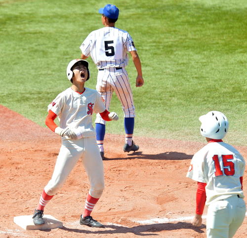 東北学院榴ケ岡対仙台商　5回裏仙台商1死一、二塁、右中間に2点適時三塁打を放ち雄たけびを上げる渡（撮影・鎌田直秀）