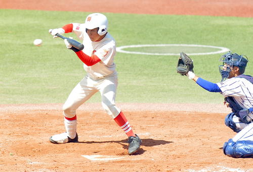 東北学院榴ケ岡対仙台商　5回裏仙台商1死満塁、同点スクイズを決める佐藤（撮影・鎌田直秀）