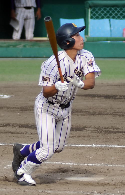 4回、適時三塁打を放つ山形学院・高橋
