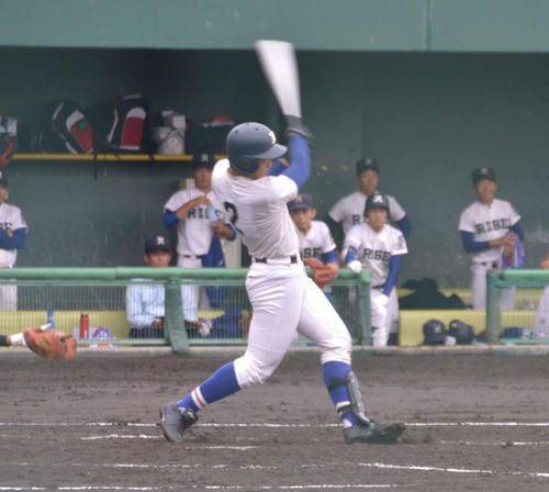 先制の適時打を放つ活躍をした履正社・関本（撮影・望月千草）