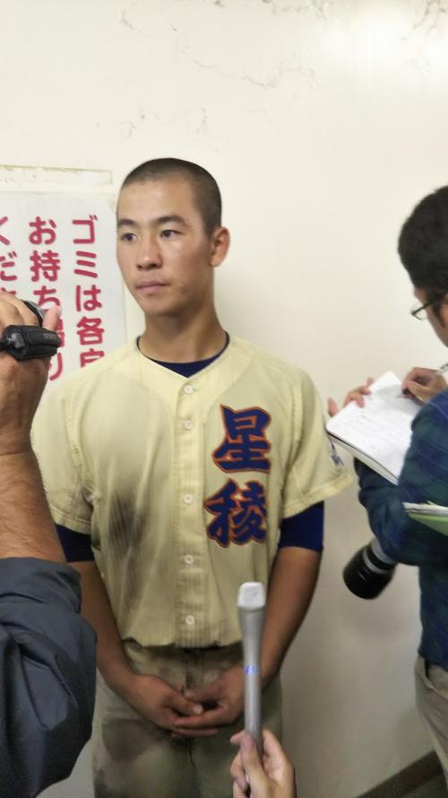 試合後に取材を受ける星稜・内山壮真主将（撮影・柏原誠）