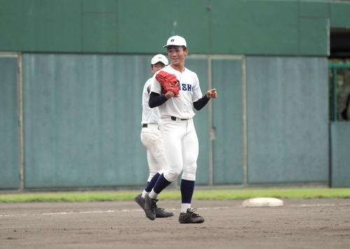 7回11奪三振の快投で笑顔を見せる静岡商の高田