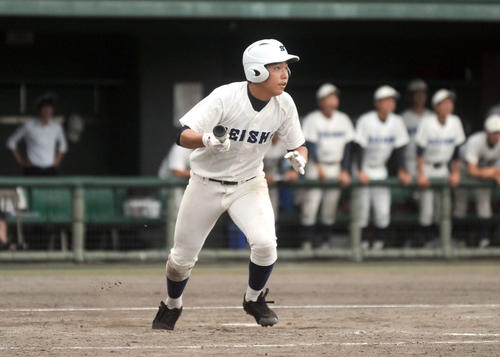 5回に勝ち越しの適時打を放った静岡商の杉山