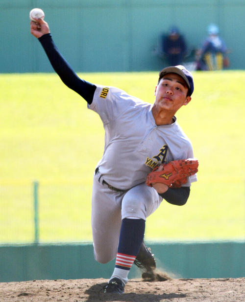 東奥義塾を3安打1失点に抑えた青森山田の1年生右腕・藤森（撮影・北村宏平）