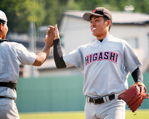 勝利の瞬間、笑顔でハイタッチをする弘前東・山口直人（撮影・北村宏平）