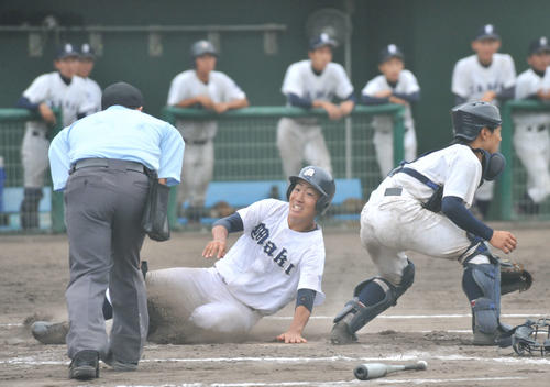 三条対巻　巻の延長12回1死一、二塁。重野の遊安で二塁走者・渡辺がサヨナラのホームイン