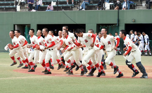東北大会を決め笑顔で応援席に走る仙台商ナイン