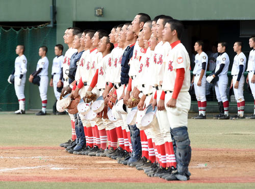 仙台商対古川工　試合に勝利し、校歌を歌う仙台商ナイン（撮影・相沢孔志)