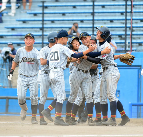 準決勝進出を決め、吉田（左から4人目）を中心に歓喜の輪を作る加藤学園ナイン
