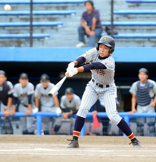 9回裏1死一、二塁、左翼線にサヨナラ安打を放つ加藤学園・吉田