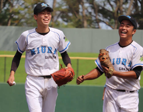 55年ぶり4強入りを決め喜ぶ三浦学苑のエース長谷川（左）と上村（撮影・金子真仁）