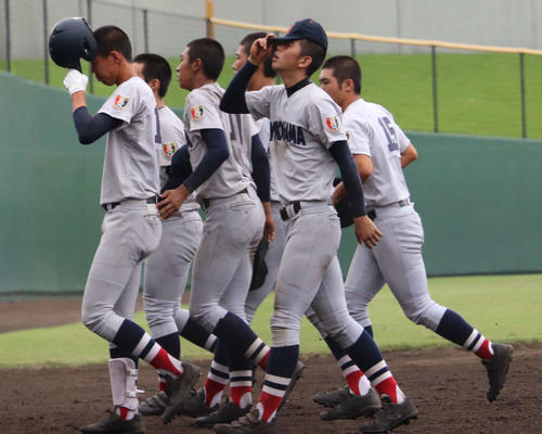 センバツ出場が絶望的となり重い表情で引き揚げる横浜の選手たち（撮影・金子真仁）