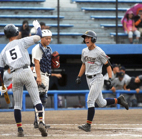 8回に逆転3ランを放った加藤学園の大村（右）は吠えながらホームイン（撮影・河合萌彦）