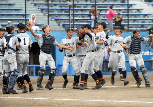 18年ぶりの東海大会出場を決め、歓喜する加藤学園ナイン（撮影・河合萌彦）