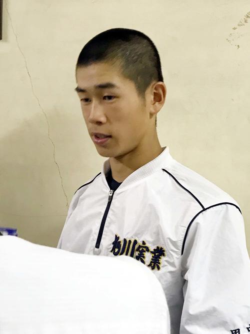 旭川実対旭川永嶺　帽子を取ると、高校時代のイチロー氏に似ている旭川実の1年生エース田中（撮影・永野高輔）