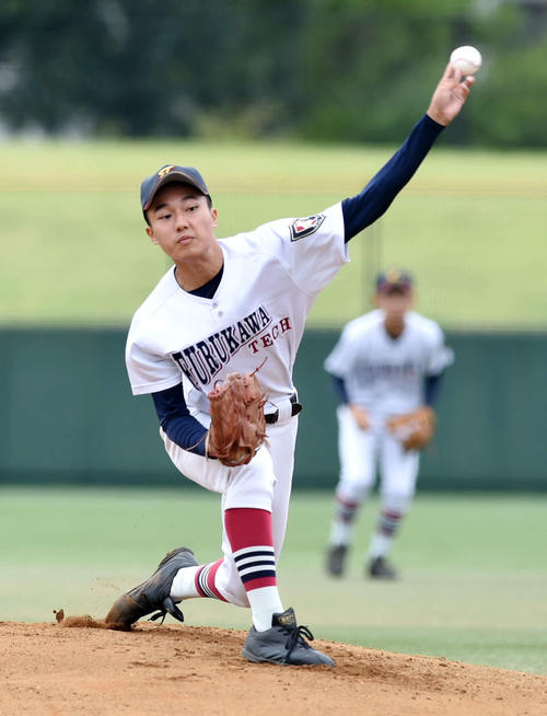 仙台城南対古川工　先発した古川工・岩崎（撮影・相沢孔志)
