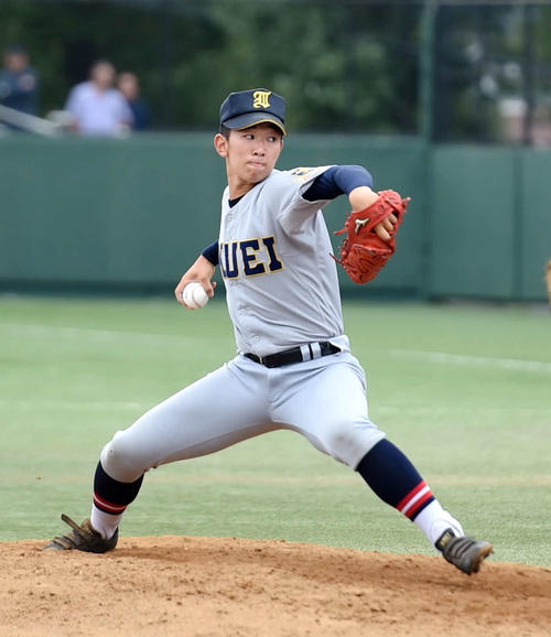 救援で4イニングを無失点に抑えた仙台育英・伊藤（撮影・相沢孔志)