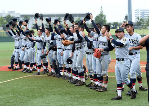 応援席の声援に応える仙台育英ナイン（撮影・相沢孔志)