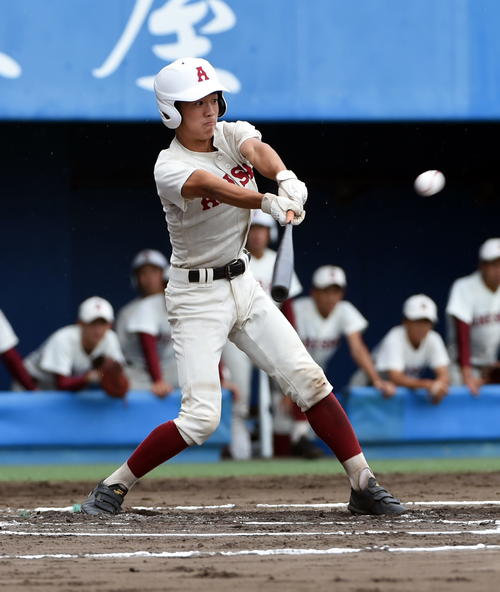 由利対秋田商　6回裏秋田商1死二塁、中前適時打を放つ須藤（撮影・山田愛斗）