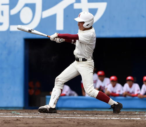 由利対秋田商　8回裏秋田商2死二塁、適時三塁打を放つ佐藤（撮影・山田愛斗）