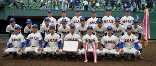 秋は2年連続11度目の優勝に輝いた盛岡大付ナイン