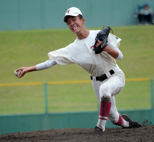 6回途中から救援し無失点に抑える東奥義塾・斎藤