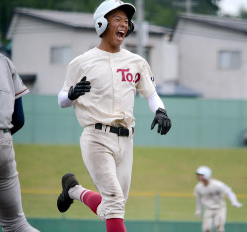 東奥義塾対八戸工大一　6回表1死一塁、東奥義塾4番・原田の二塁打で古川が歓喜の生還（撮影・北村宏平）